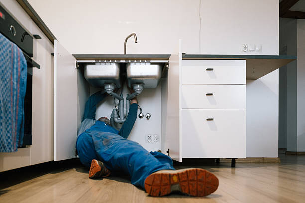 Professional Emergency Plumber technician working in Mc Queeney, TX